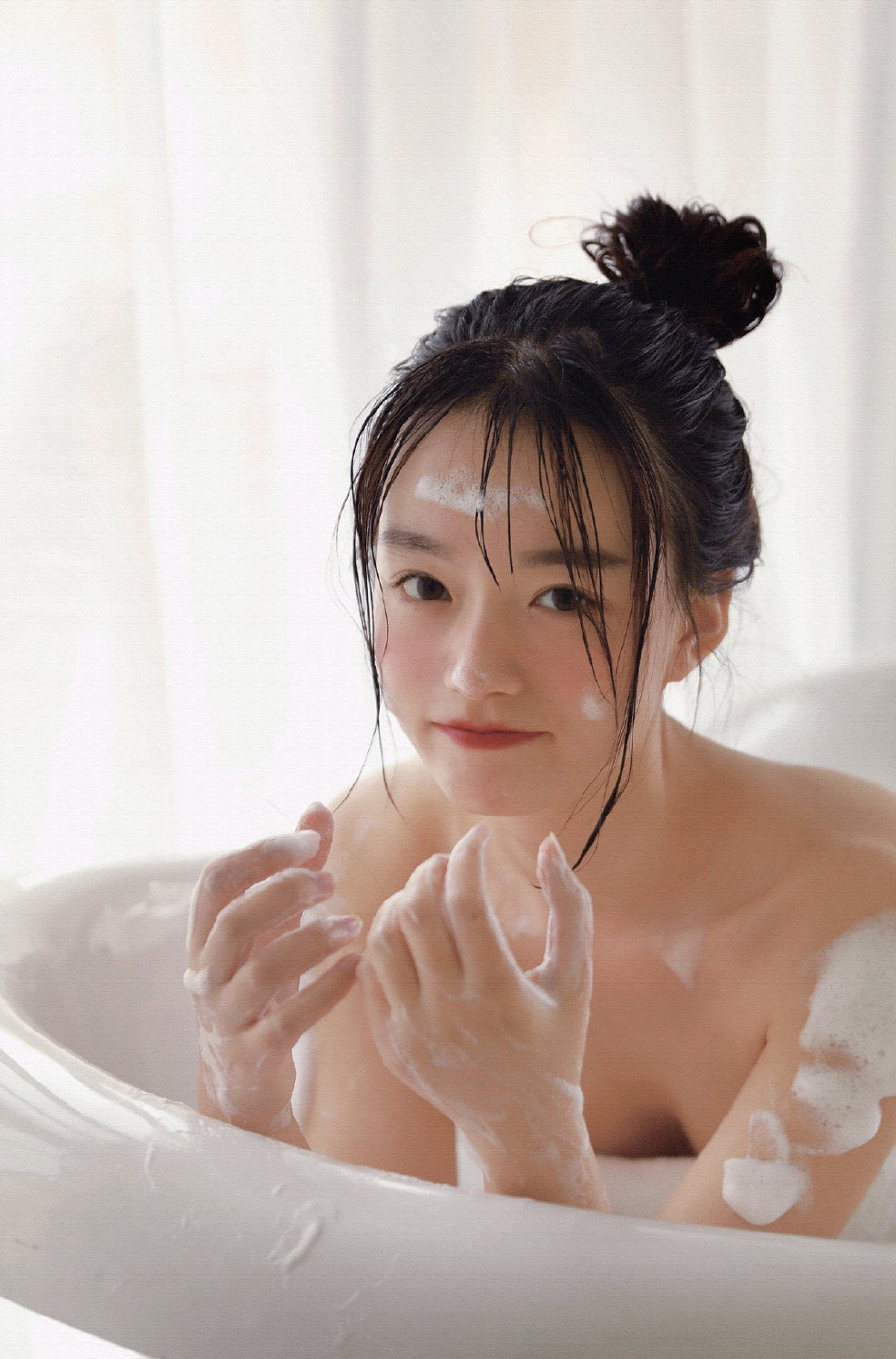 点击大图看下一张：浴巾美女性感湿身诱惑浴缸写真