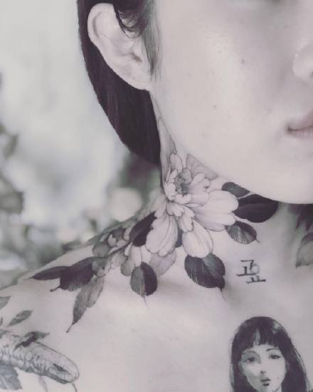 点击大图看下一张：一组超美的黑灰女生素花纹身