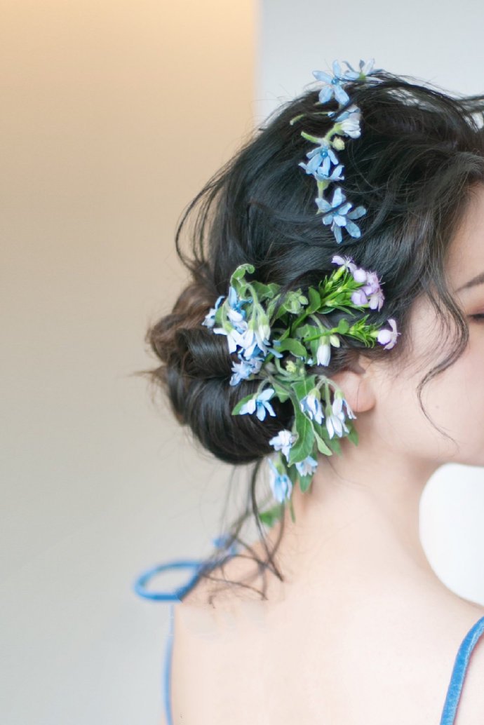 点击大图看下一张：一组花朵作发饰的新娘造型图片