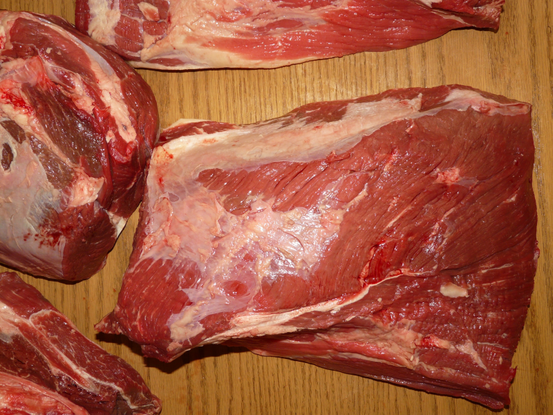 点击大图看下一张：一组红色的生牛肉图片