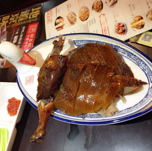 点击大图看下一张：色泽美丽的北京烤鸭图片