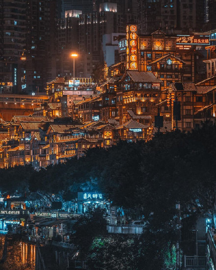 点击大图看下一张：山城重庆的夜