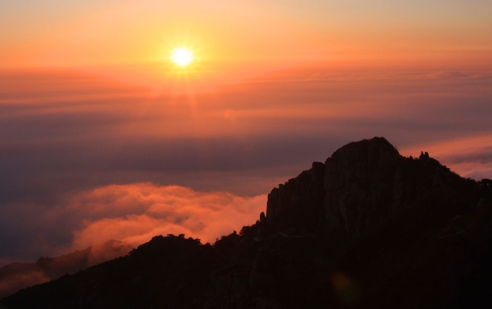 点击大图看下一张：一组泰山上的日出图片