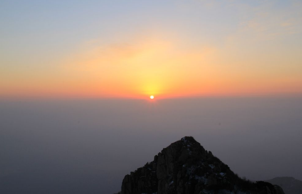 点击大图看下一张：一组泰山上的日出图片