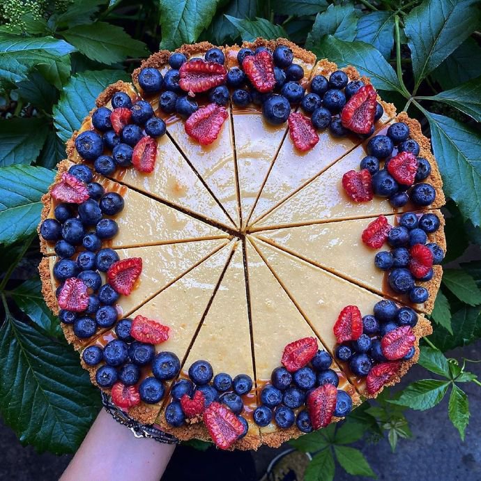 点击大图看下一张：一组色彩丰富的水果蛋糕图片