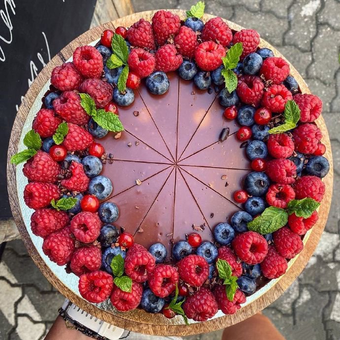 点击大图看下一张：一组色彩丰富的水果蛋糕图片