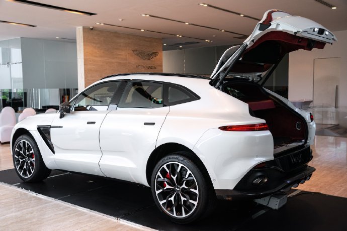 点击大图看下一张：Aston Martin DBX，这两个酒窝好可爱