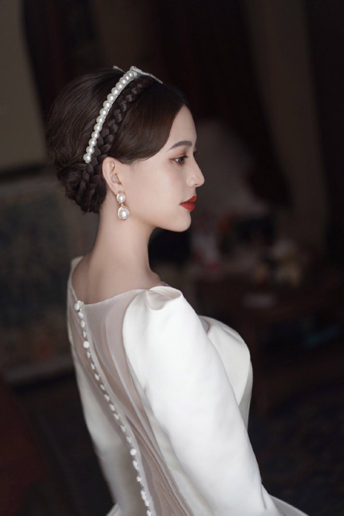 点击大图看下一张：复古珍珠皇冠宫廷风新娘发型图片