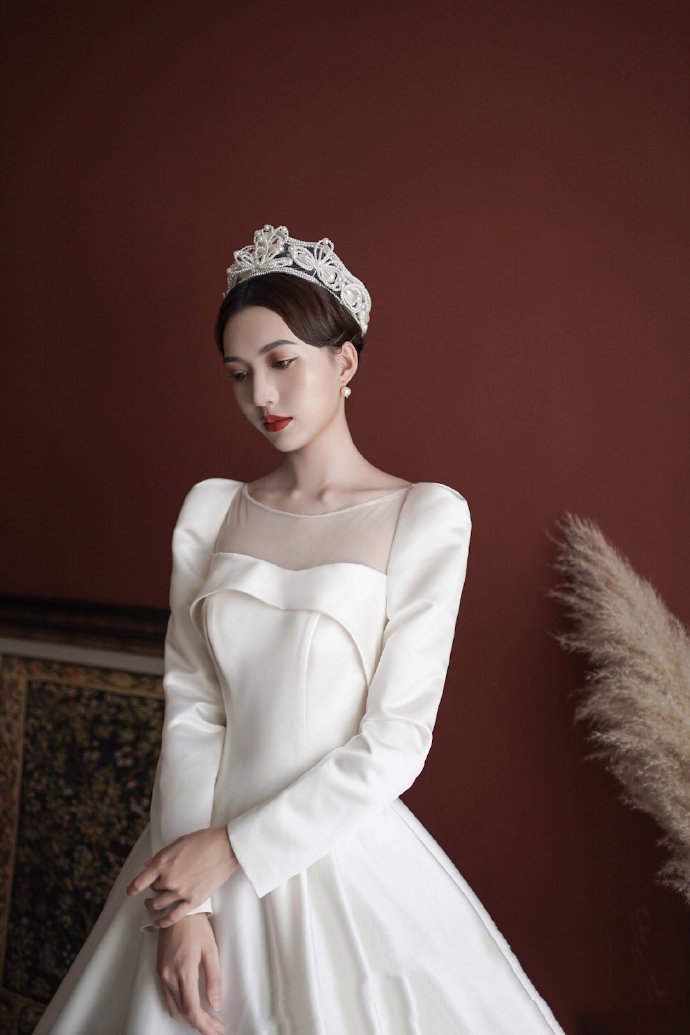 点击大图看下一张：复古珍珠皇冠宫廷风新娘发型图片