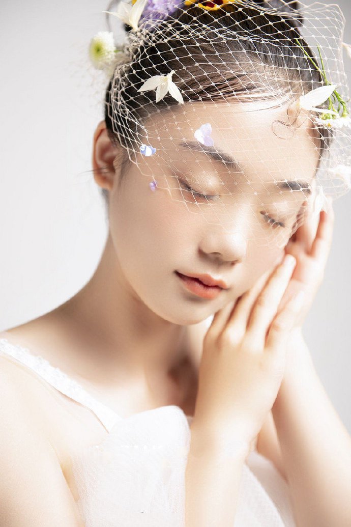点击大图看下一张：甜美鲜花新娘发型图片
