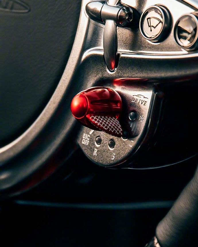 点击大图看下一张：帕加尼Pagani Huayra Roadste，细节之美