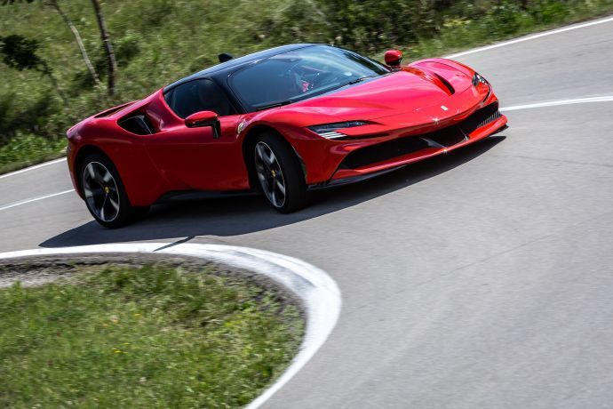 点击大图看下一张：Ferrari SF90，这红色诱惑太致命