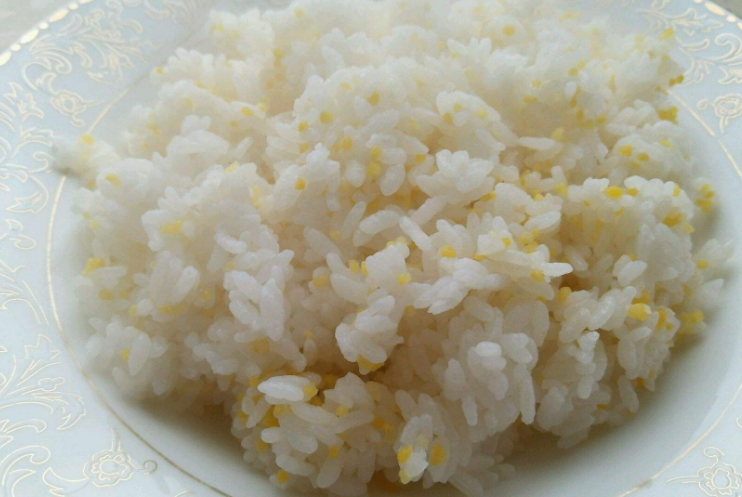 点击大图看下一张：柔软可口的白米饭图片