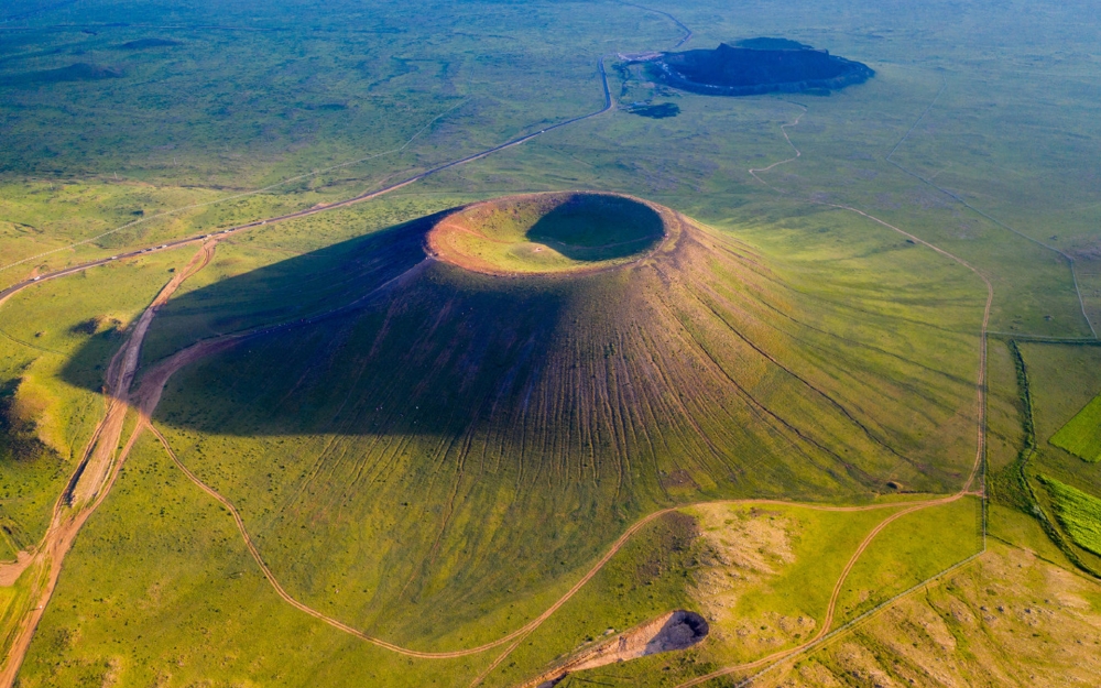 点击大图看下一张：乌兰哈达火山风景高清桌面壁纸
