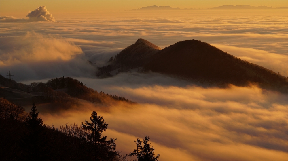 点击大图看下一张：云雾缭绕的仙境美景高清桌面壁纸