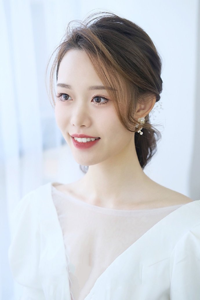 点击大图看下一张：轻盈灵动的韩式新娘发型图片