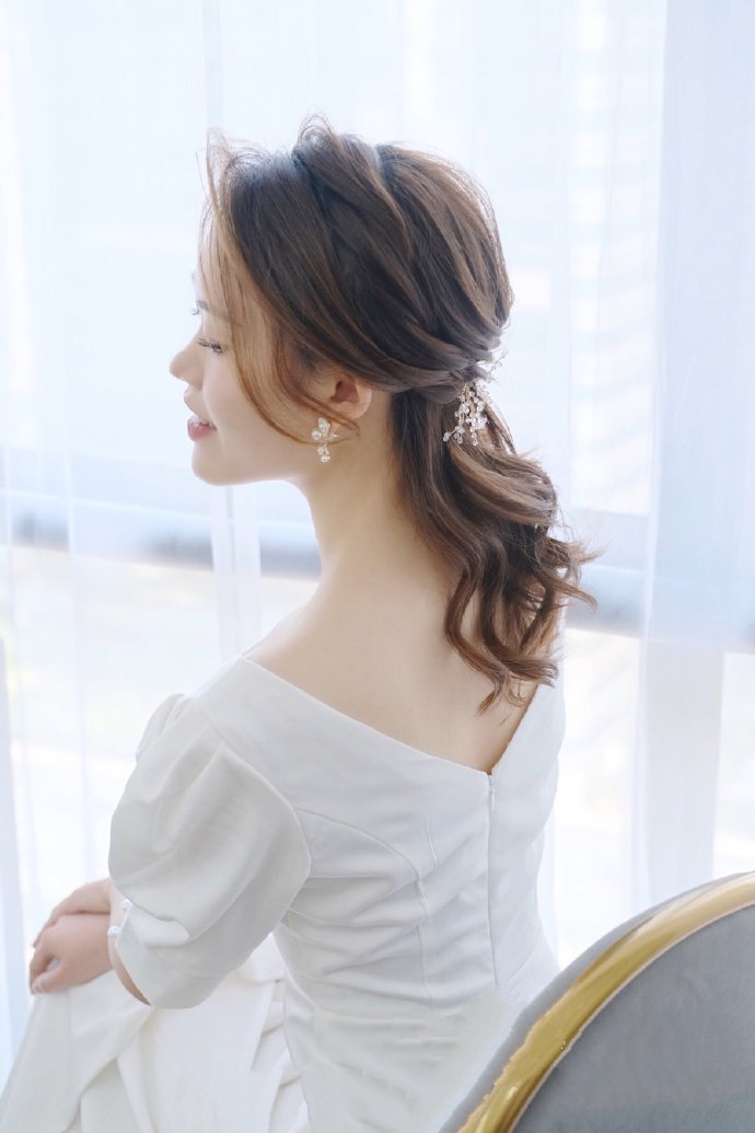 点击大图看下一张：轻盈灵动的韩式新娘发型图片