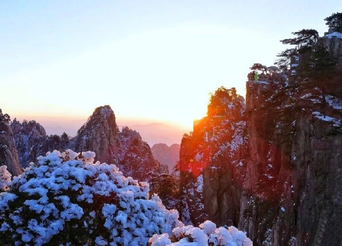 点击大图看下一张：白雪皑皑的冬日雪景