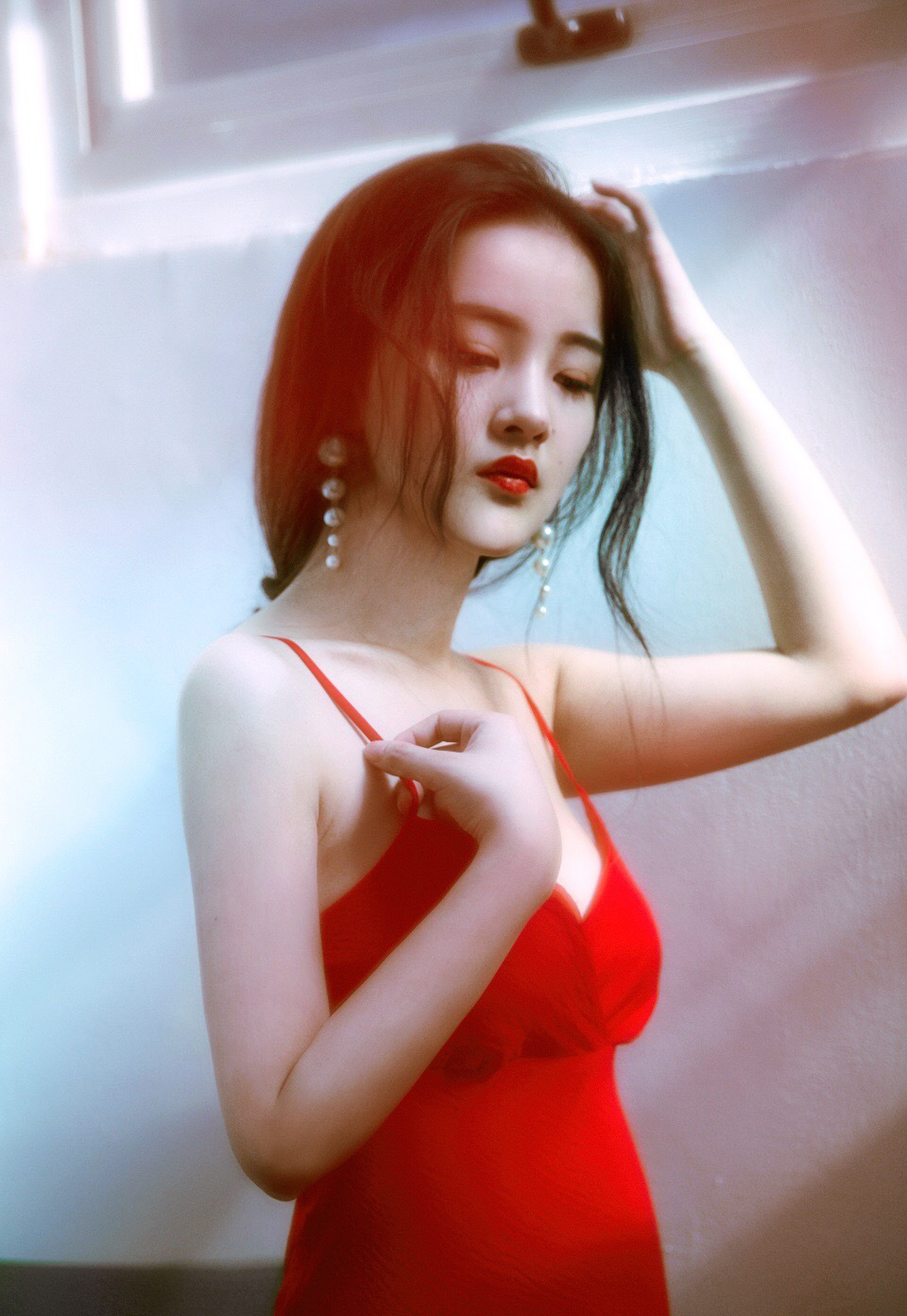 点击大图看下一张：红色吊带裙美女热辣红唇唯美写真