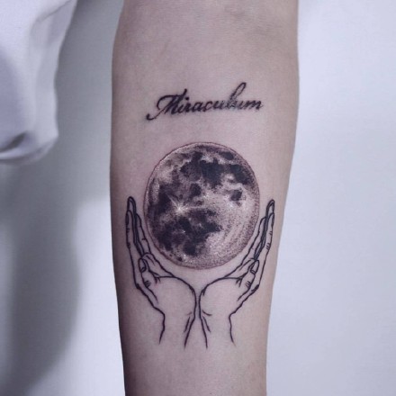 点击大图看下一张：一组圆圆的月亮纹身图案