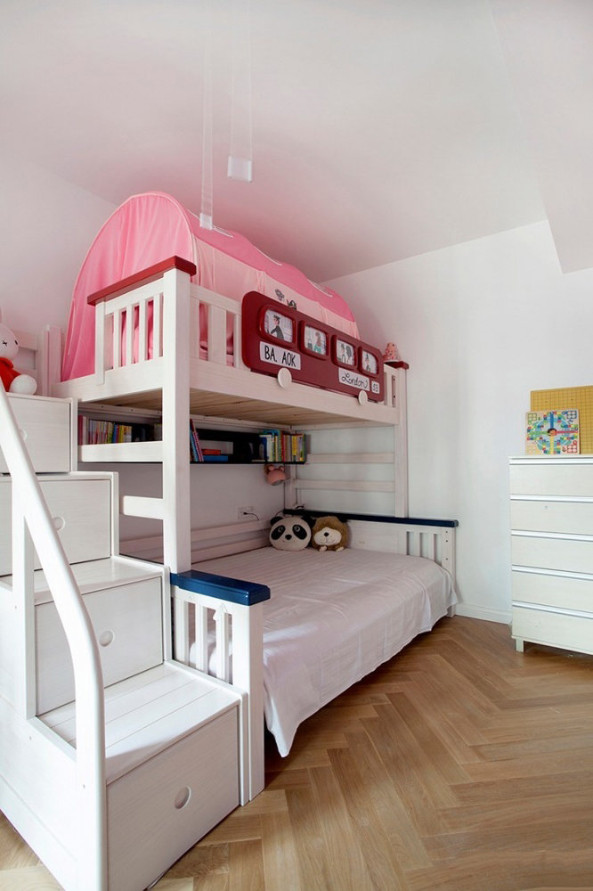 点击大图看下一张：上下床儿童房设计 ​