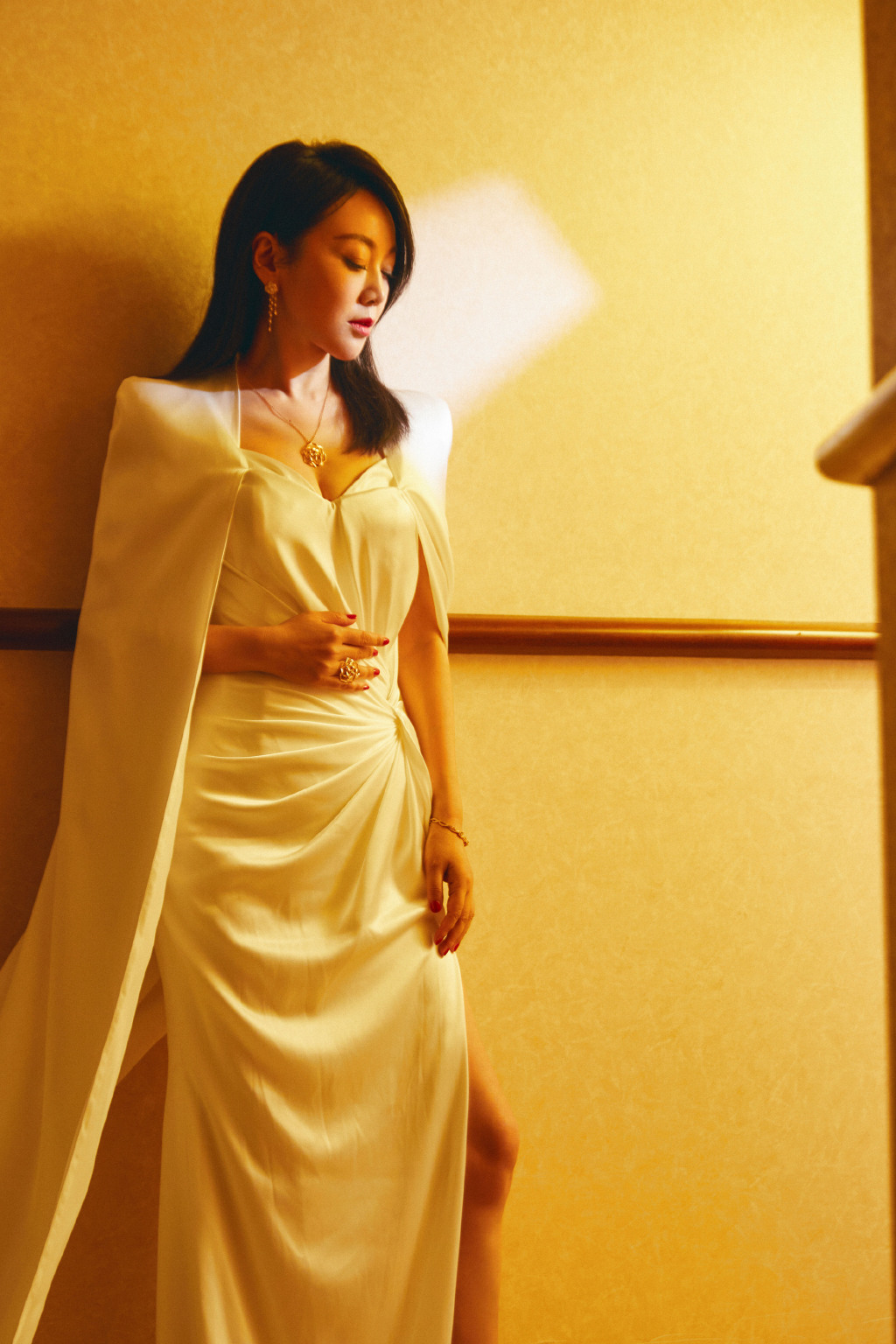 点击大图看下一张：闫妮白玉兰最佳女主角魅力性感图片