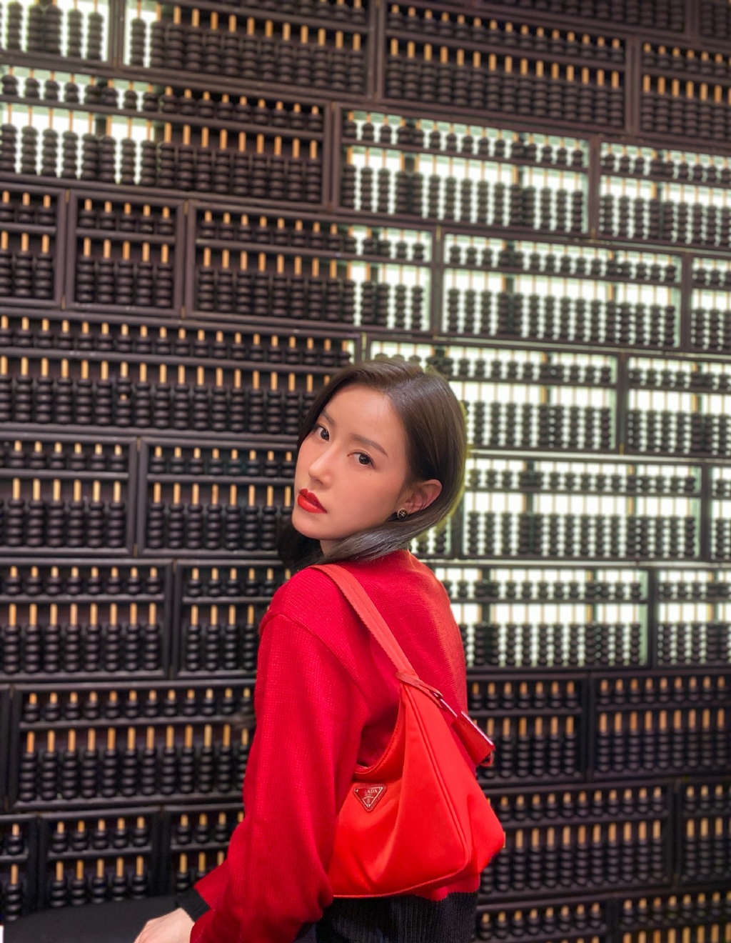 点击大图看下一张：史卿妍红衣性感俏皮写真图片