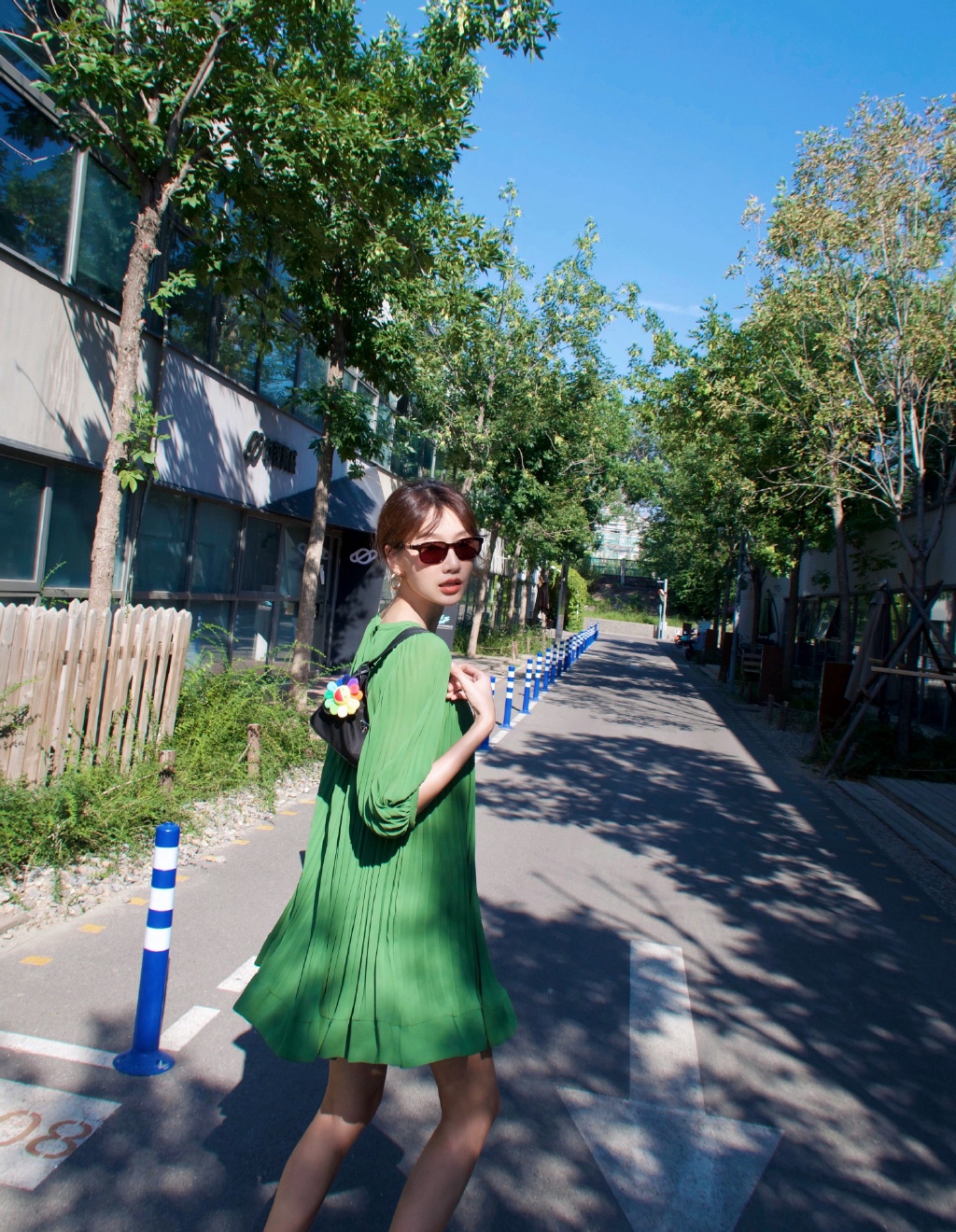 点击大图看下一张：李斯羽绿裙清爽街拍图片