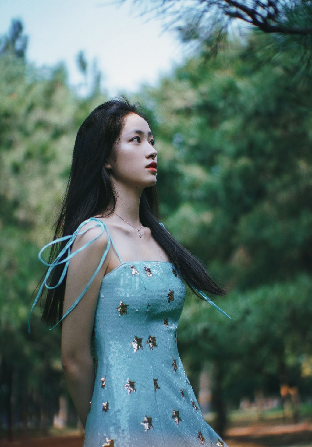 点击大图看下一张：杨肸子吊带蓝裙性感写真图片