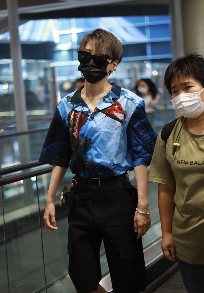点击大图看下一张：刘雨昕度假风衬衫潮酷十足机场照图片