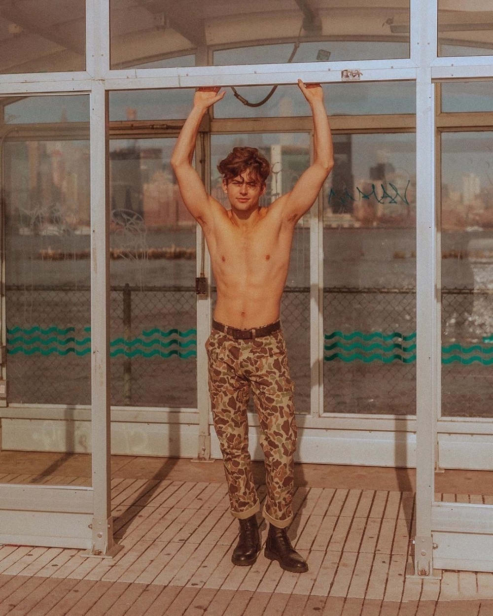 点击大图看下一张:欧美卷发小鲜肉唯美写真图片