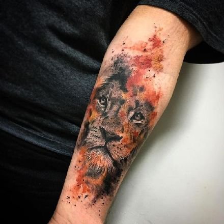 点击大图看下一张：适合狮子座气质的狮子纹身