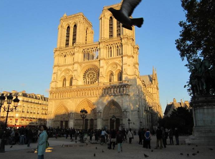 点击大图看下一张：巴黎圣母院是古老巴黎的象征