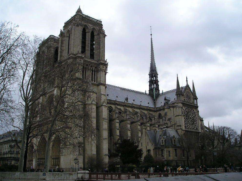 点击大图看下一张：巴黎圣母院是古老巴黎的象征