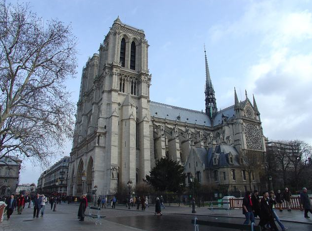 点击大图看下一张：象征着法国人民智慧的巴黎圣母院图片
