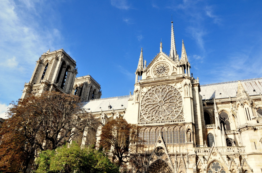 点击大图看下一张：象征着法国人民智慧的巴黎圣母院图片