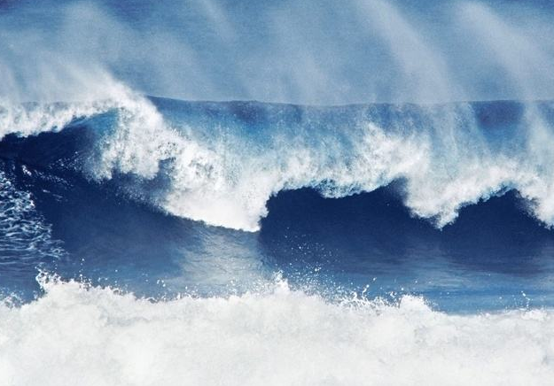 点击大图看下一张：一组惊涛骇浪的海浪图片