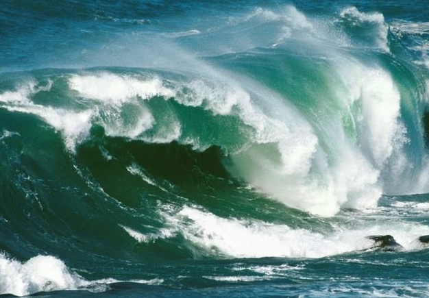 点击大图看下一张：一组惊涛骇浪的海浪图片
