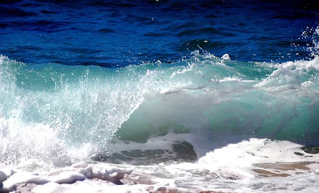 点击大图看下一张：一组吓人的海浪图片