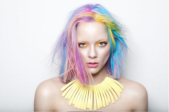 点击大图看下一张：彩虹色发型染发效果图片
