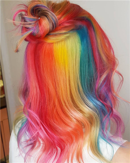 点击大图看下一张：甜美感十足的彩虹色染发图片