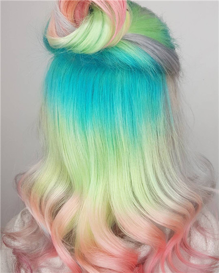 点击大图看下一张：一组漂亮的彩虹色系染发图片