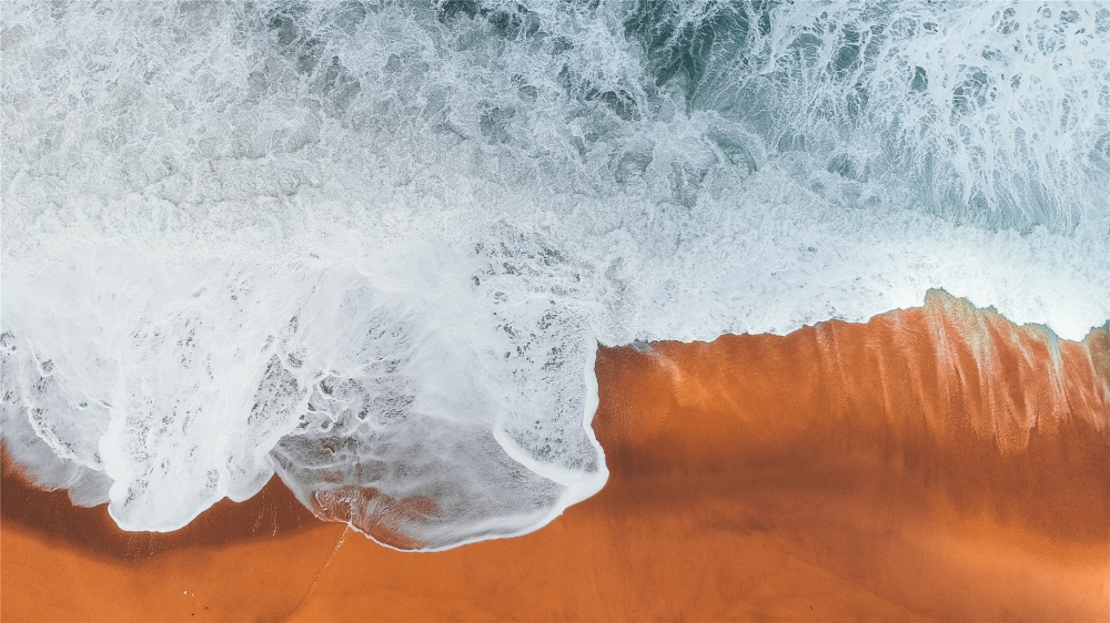 点击大图看下一张：沙滩海浪风景高清桌面壁纸