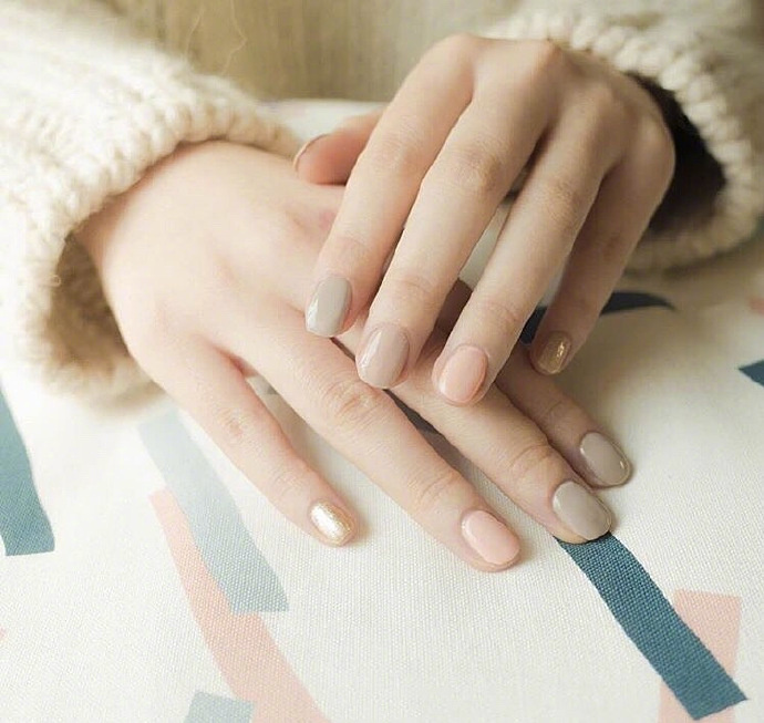 点击大图看下一张:柔和温暖的同色系配色秋季纯色美甲 