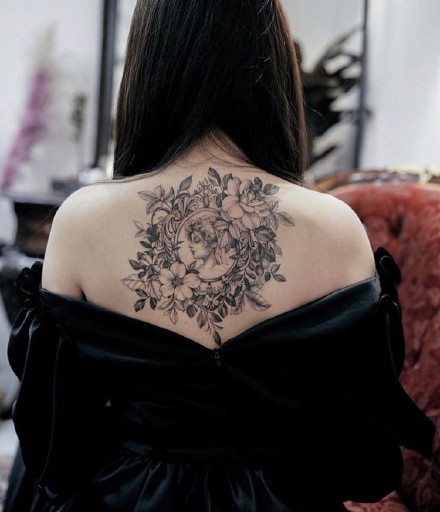点击大图看下一张：一组女生性感背部纹身图案