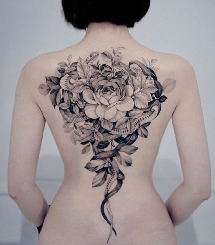点击大图看下一张：一组女生性感背部纹身图案