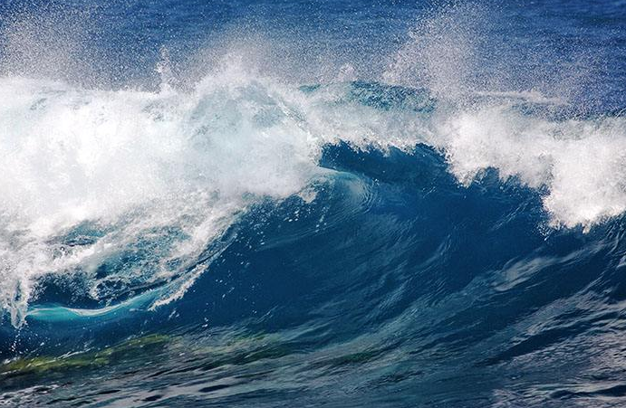 点击大图看下一张：汹涌澎湃的海浪图片