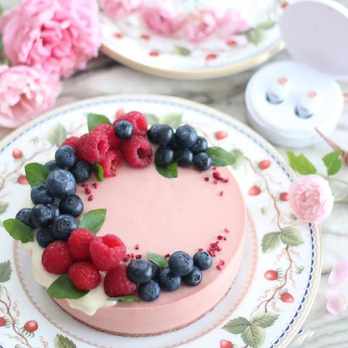 点击大图看下一张：一组漂亮的水果装饰的蛋糕