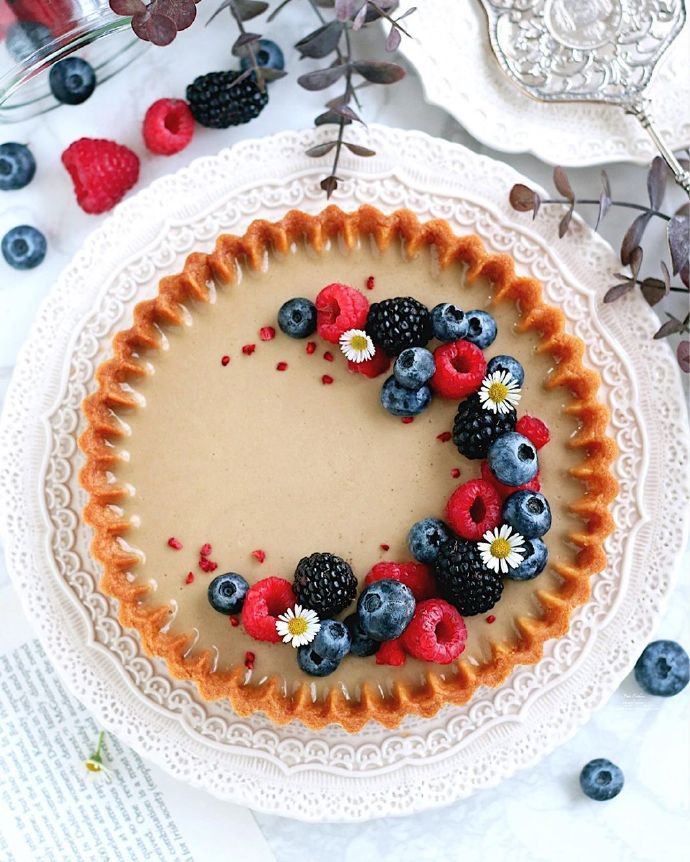点击大图看下一张：一组漂亮的水果装饰的蛋糕