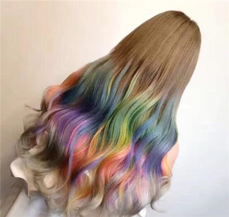 点击大图看下一张：颜色多样的彩虹色染发图片
